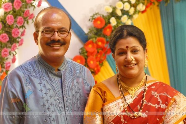 37118-sulochana-and-manohar-a-good-looking-couple - O-Kishori Govind Mahabole