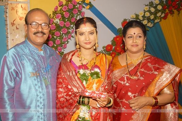 37124-archana-with-her-aayi-and-baba - O-Kishori Govind Mahabole