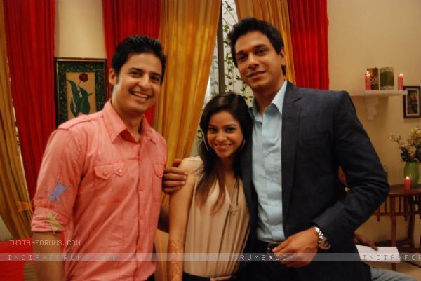 158716-karthik-and-natasha-with-siddharth-in-bade-acche-laggte-hai