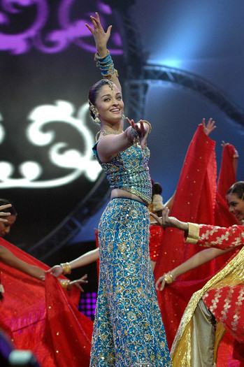 IIFA-105-Aishwarya-Perform
