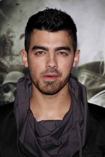 Joe Jonas-0; dragutzel:)
