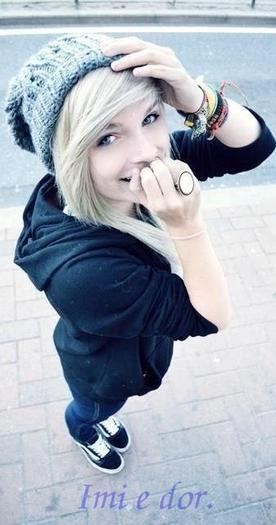 430364_159042504233303_1014062545_n - poze emo