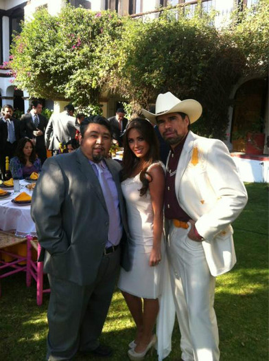 akxd4hncqaex0hy - Dos hogares-Dragoste la indigo