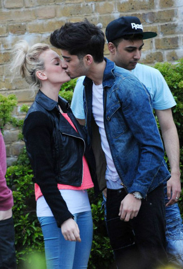 Zayn-Malik-Perrie-Edwards-Kissing-0512