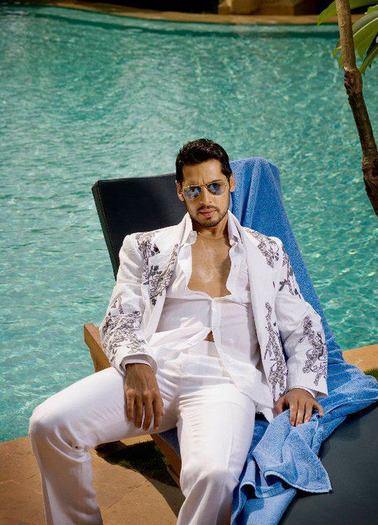 297834_182124701862690_1689444770_n - 0 Dino Morea