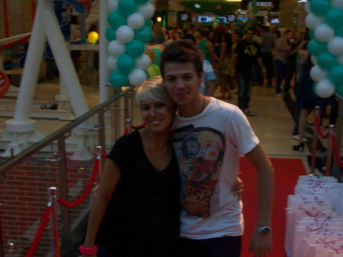 253097_354035371338111_314256692_n