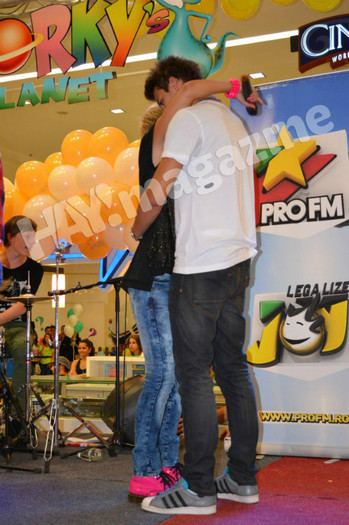 284663_425135154190455_1927764437_n