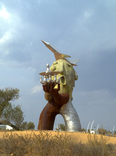 statuie in fata aeroportului