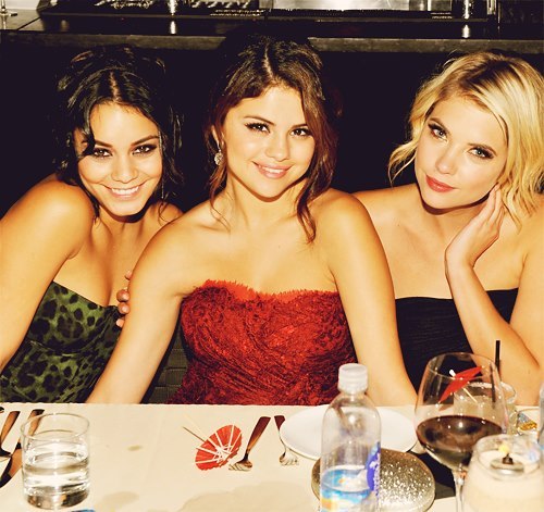 249787_312113478885991_1213952110_n