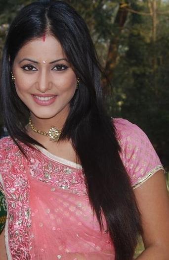417368_368234276529746_257525686_n - Hina Khan