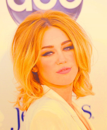 .:) hei tu, fata cu poseta draguta. cum te cheama ? :))