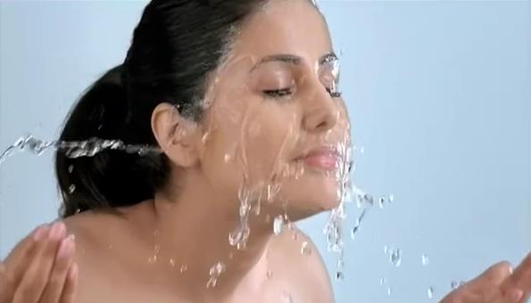 12 - Hina Khan In Valinta Face Wash