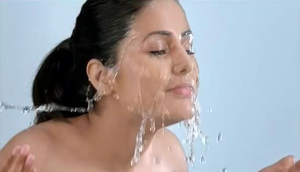 13 - Hina Khan In Valinta Face Wash