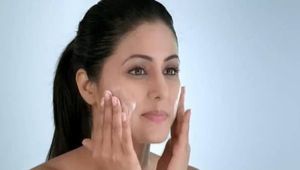 14 - Hina Khan In Valinta Face Wash