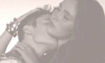 [Andrew ii rupe lenjeria si o urca pe perete]