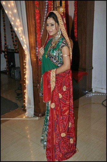 314367_118110375001805_688709941_n - Sara Khan