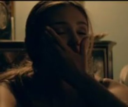 [plangea in hohote  era goala intr`o balta de sange ] - xX Parte o1o Xx