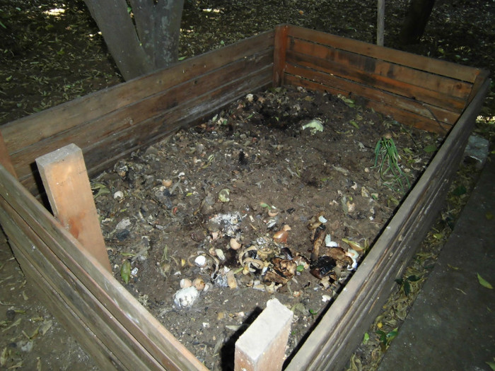 compost; n urma procesului de compostare individuală se produce compostul, un îngrășământ natural rezultat din descompunerea resturilor organice.

Orice a trăit poate fi compostat, dar este bine să fie evita

