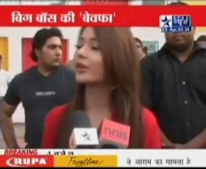 00_02_31 - sara khan18