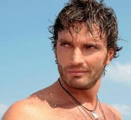 imagesCA3MKF0A - Julian Gil