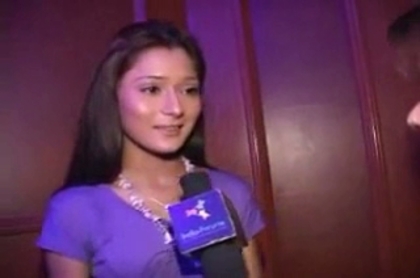 00_01_10 - sara khan19