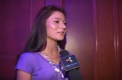 00_02_02 - sara khan19
