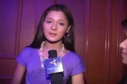 00_02_10 - sara khan19
