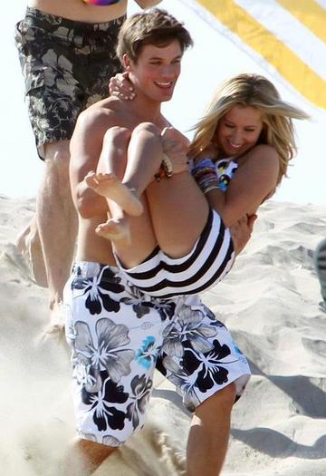 527217_344922648914253_794473992_n - poze cu ashley tisdale