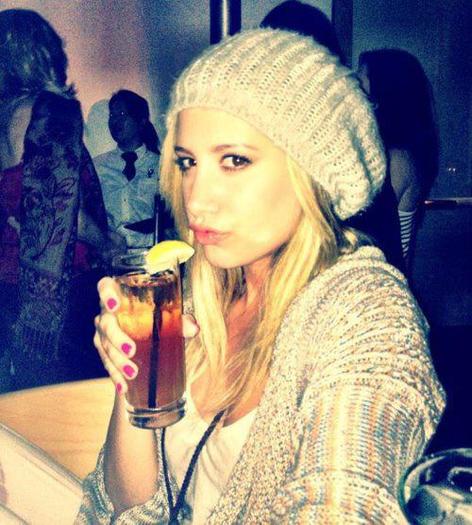 532692_338291186244066_931469985_n - poze cu ashley tisdale