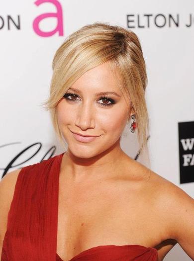 547202_344922512247600_651366175_n - poze cu ashley tisdale