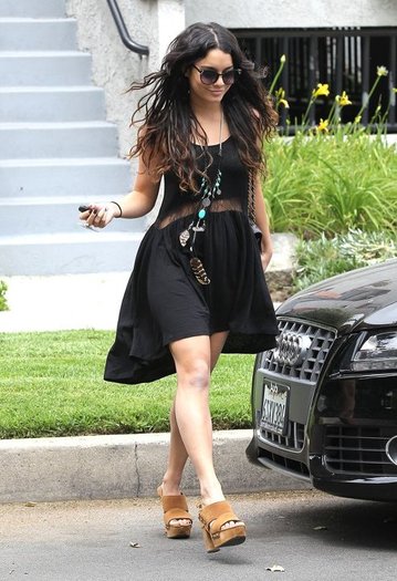 527811_10150938705338607_1513270840_n - poze cu vanessa hudgens