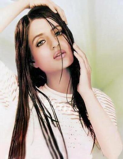 Amisha Patel (37)