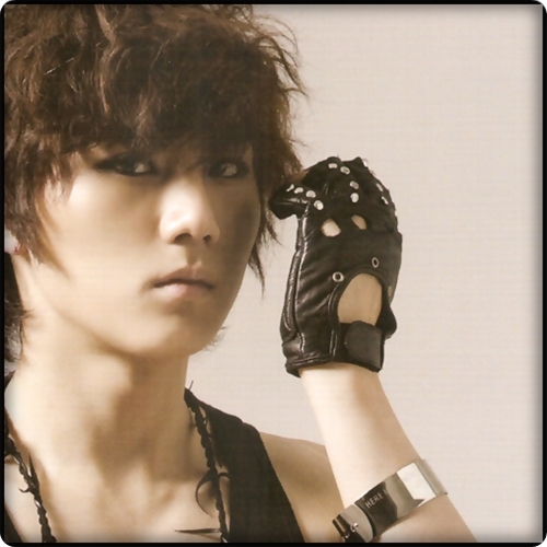 ~ [dandu-si parul din ochi]Yaa![ia perna de la Hwa]...Si tu?...[catre Mi Hee]..:-w
