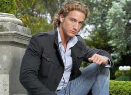 imagesCA0J0MJ5 - Eugenio Siller