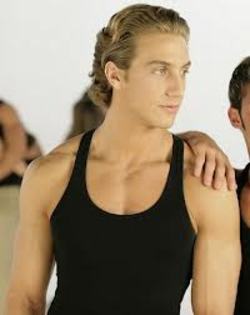 imagesCALXFMQL - Eugenio Siller