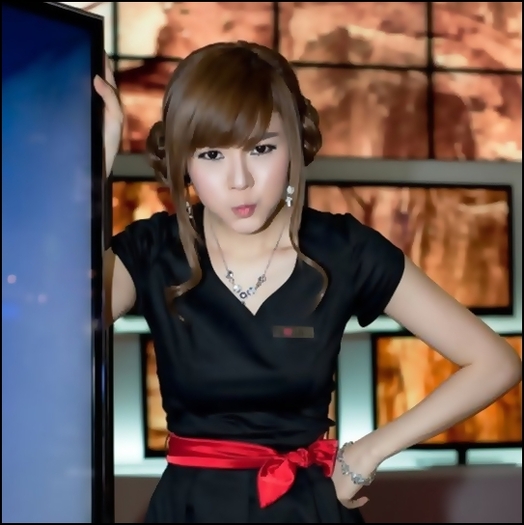 ..- Pff..lasa.. mai sunt baieti frumosi.. mm..:-?.. HyunSeung .:))