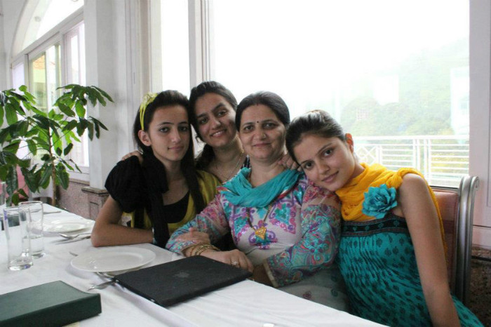 255447_360745500671616_2048749416_n - Rubina Dilaik