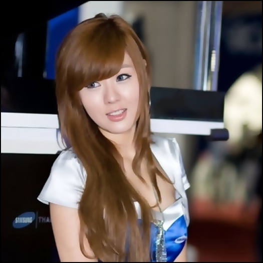 ..- Multumesc.:)..eu merg sus..noapte buna girls.:).[isi i`a apa si pleaca]