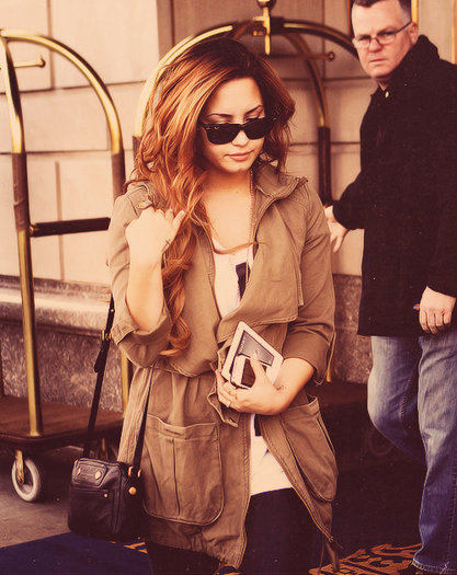 .:) LAUREN ! LAUREN ! Ce faci? Te-am vazut intrand in dulap ! >:P