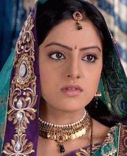 DIYA-AUR-BAATI-HUM-GALLERY-BHABHOO-ASKS-SOORAJ-TO-LEAVE-SANDHYA