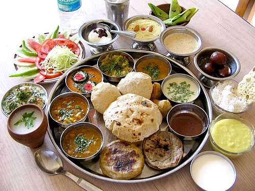 maharashtrian-food-marathi-jevan-very-tasty-thali - Din bucataria indiana