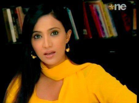 298635_165725290174748_100002118352383_332240_1193258_n - xxShilpa Anand in yellowxx