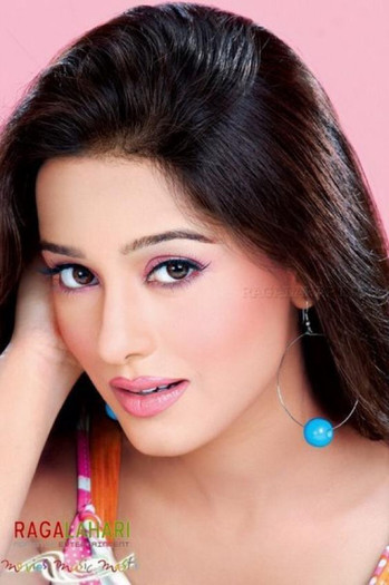 377406_225627687508216_1179705011_n - Amrita Rao