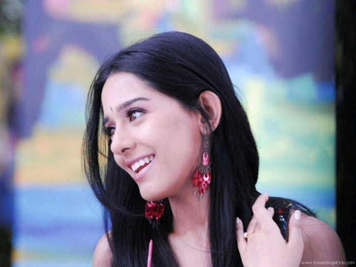 429156_260135480724103_1272297327_n - Amrita Rao