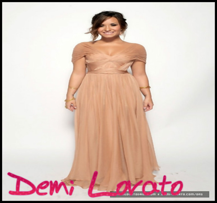 - Ti se pare tie ca asta e rochie de nunta? Mai ales pentru mireasa?