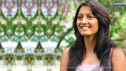 Parvati-Vaze-Laughing-At-Someone