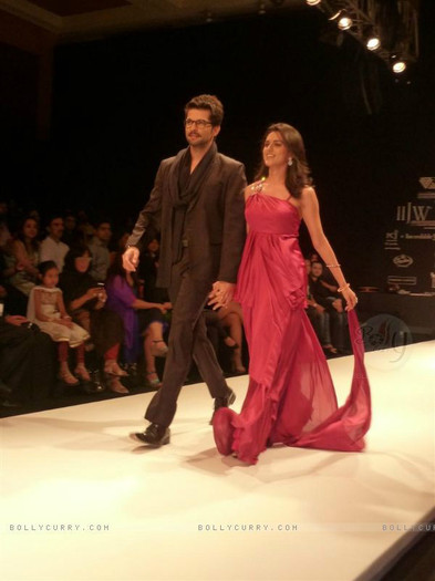 151554-raqesh-vashisth-and-ridhi-dogra-walks-the-ramp-in-the-india-int