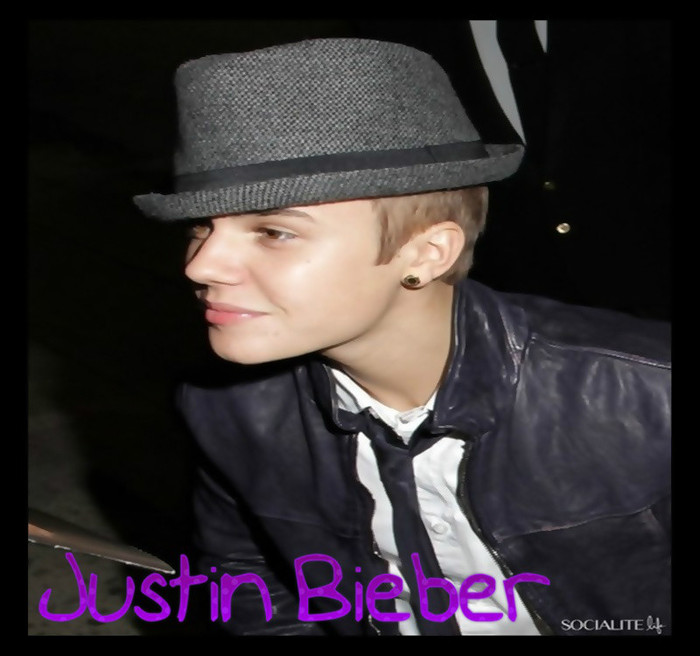 - Wow... esti frumoasa. Parca mai bine iti sta blonda!