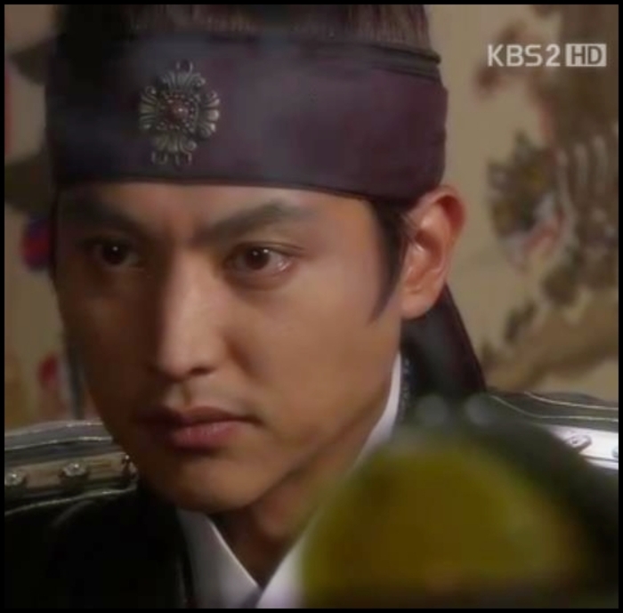 Ah...Hyun-joon...nu te`am vazut :)) :-j Eu sunt sergentul Hong Mi Shin. - Obsession of Power-Episodul 3