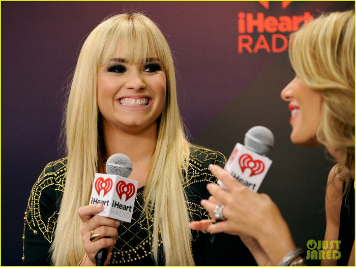 demi-lovato-iheartradio-music-festival-presenter-03